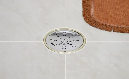 Ralo de banheiro abre e fecha ou ralo comum: qual a melhor opção para sua casa?
