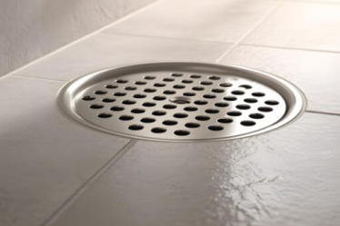 Ralo de banheiro abre e fecha ou ralo comum: qual a melhor opção para sua casa?