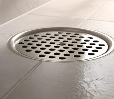 Ralo de banheiro abre e fecha ou ralo comum: qual a melhor opção para sua casa?