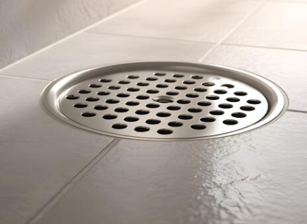 Ralo de banheiro abre e fecha ou ralo comum: qual a melhor opção para sua casa?